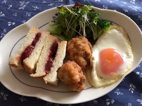 いちごジャムサンドの朝ごはん